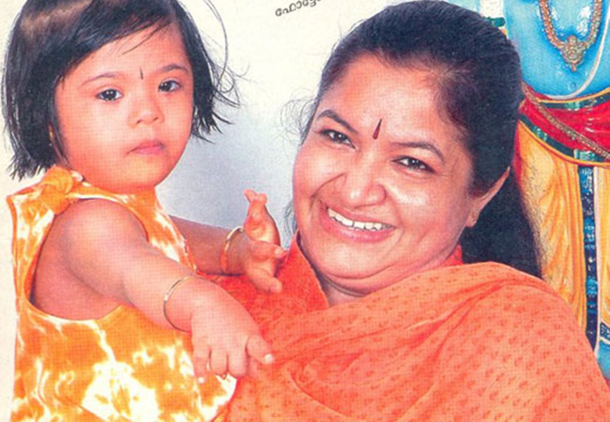 Chithra With Daughter