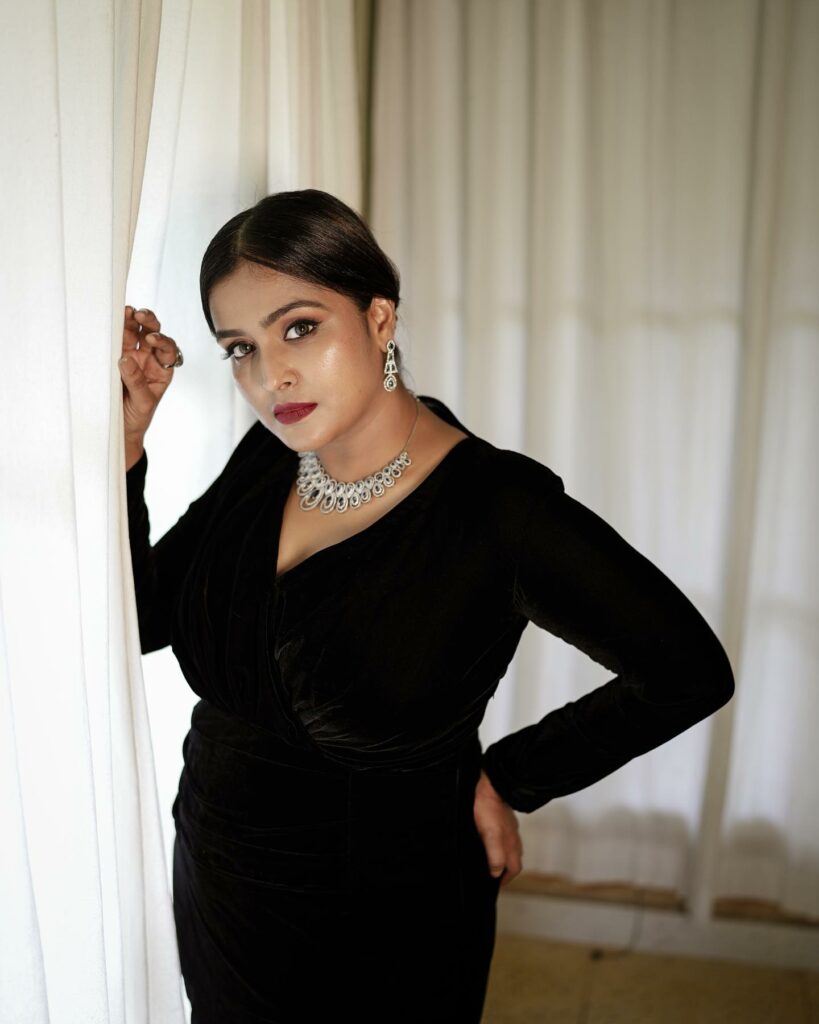 ramya-nambeesan-in-black-gown-dress-photos-003