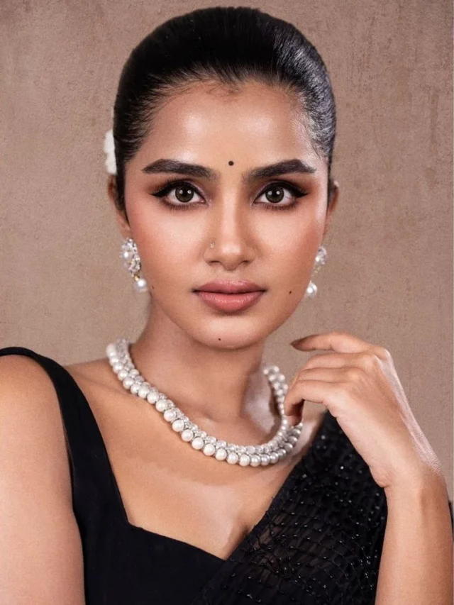 ബ്ലാക്കില്‍ അടിപൊളി ലുക്കുമായി അനുപമ