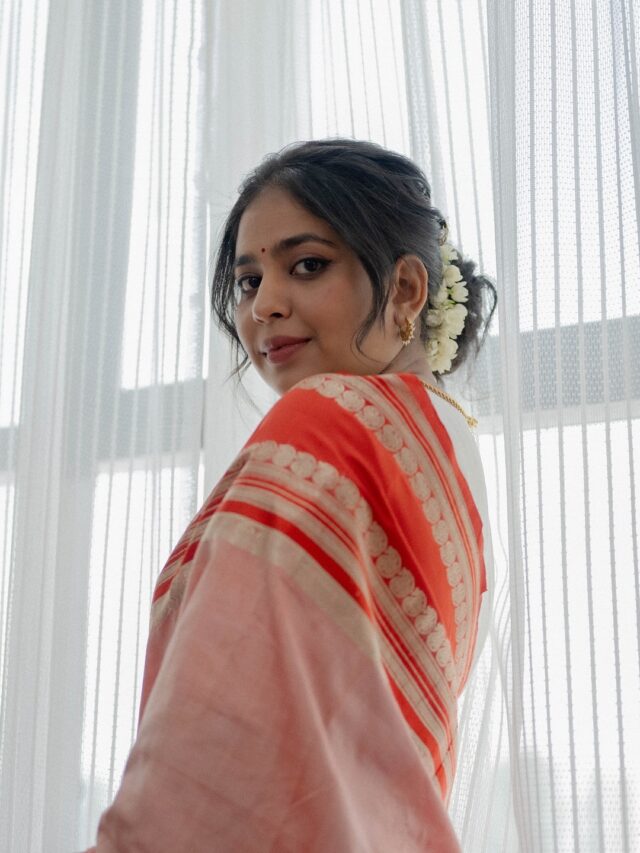 സാരിയില്‍ മനോഹരിയായി സ്രിന്റ