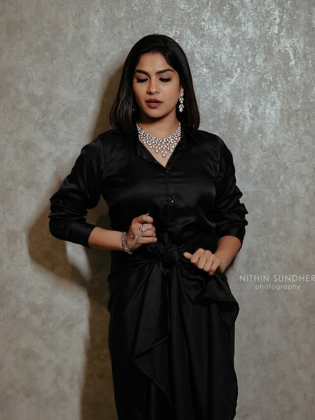 ബ്ലാക്ക് ഔട്ട്ഫിറ്റില്‍ അടിപൊളിയായി സ്വാസിക